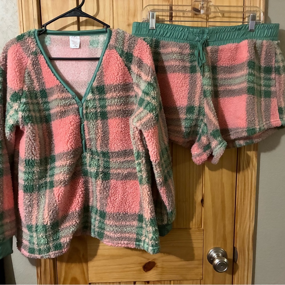 Love @ First Sight women’s size 1X Pink and Green Fleece Lounge Set